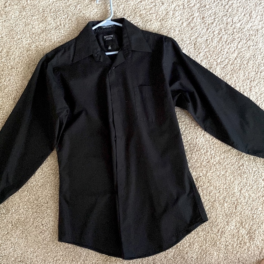 Arrow fitted, size 15, 32/33 medium.  Men’s black shirt